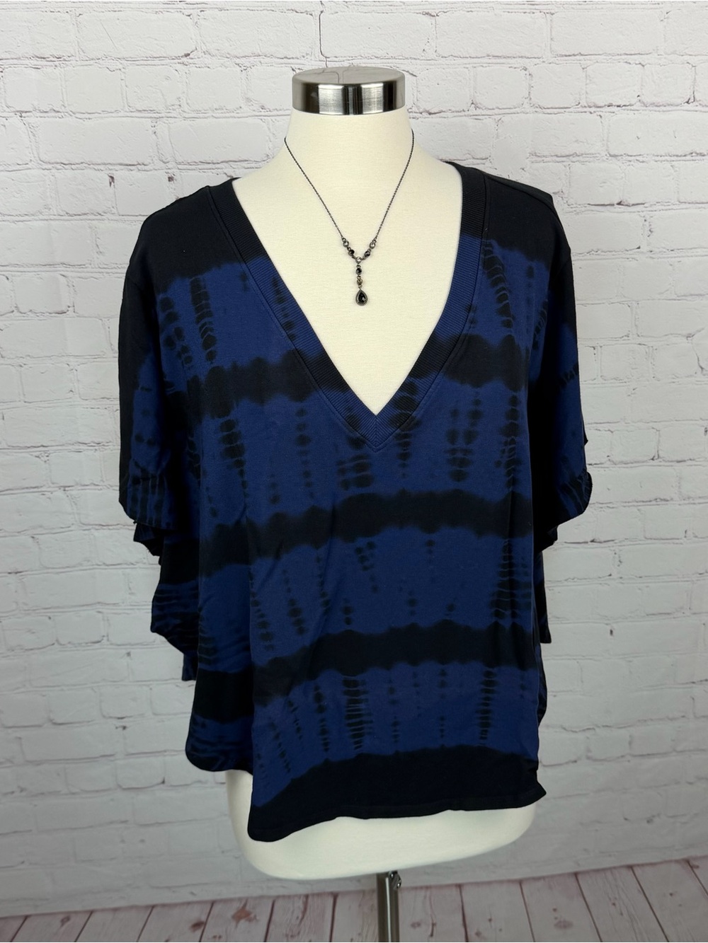 Aiko Black and Navy Tie-Dye V-Neck Sweatshirt Medium Urban Minimalist